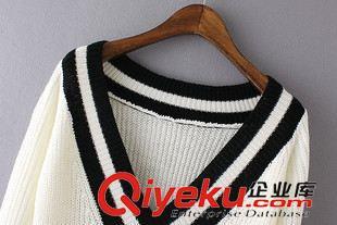 9月3號(hào) 周四上新 FF2015新款秋裝韓版中長(zhǎng)款V領(lǐng)寬松套頭毛衣長(zhǎng)袖針織衫學(xué)生女裝潮圖片|9月3號(hào) 周四上新 FF2015新款秋裝韓版中長(zhǎng)款V領(lǐng)寬松套頭毛衣長(zhǎng)袖針織衫學(xué)生女裝潮產(chǎn)品圖片由蘇州萬(wàn)人迷服飾公司生產(chǎn)提供-